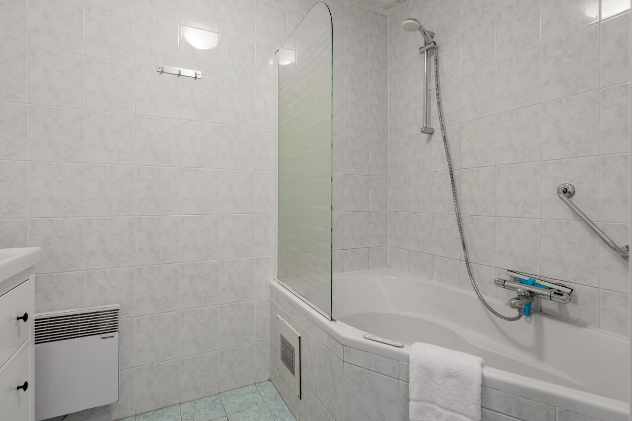 Escape, Appartement Met Groot Terras Buren  Kültér fotó